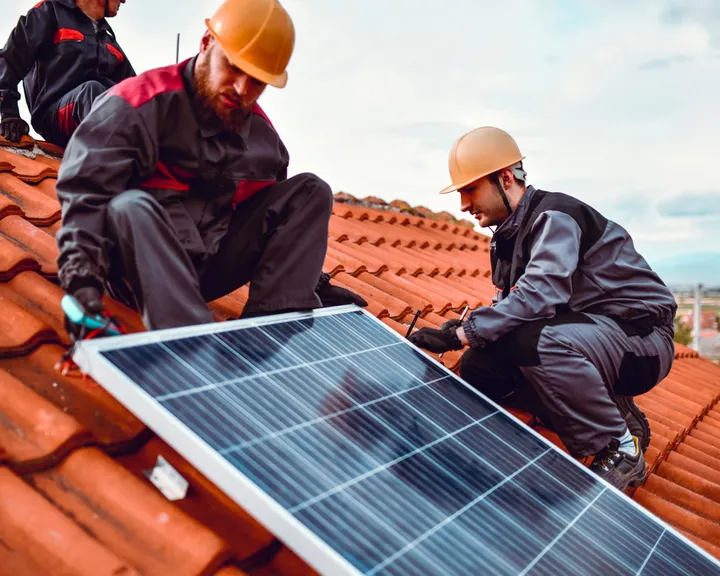 Pose de panneaux photovoltaïques sur une toiture