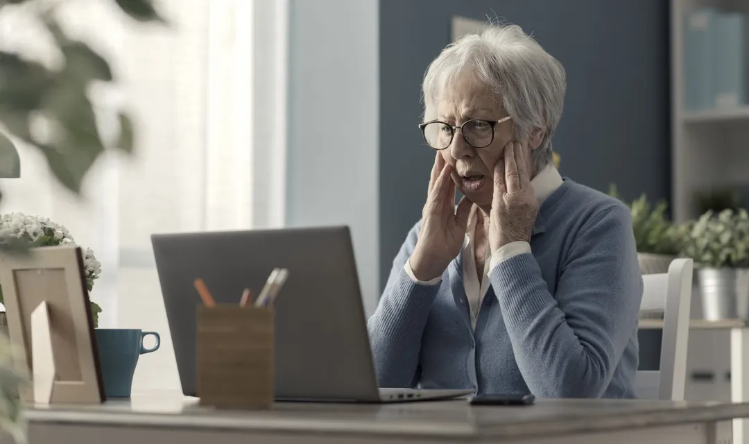 Une femme inquiète devant ses documents